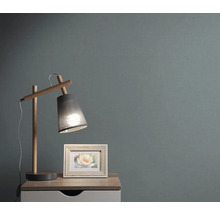 Table de chevet avec lampe et cadre photo