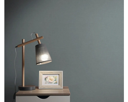 Table de chevet avec lampe et cadre photo