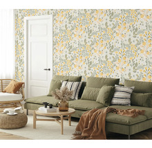 Wohnzimmer mit floral gemusterter Tapete, Sofa und Beistelltisch