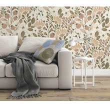 Wohnzimmer mit Sofa, Tischleuchte und floraler Tapete