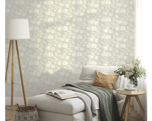 Salon décoratif avec papier peint à fleurs, méridienne et lampadaire.