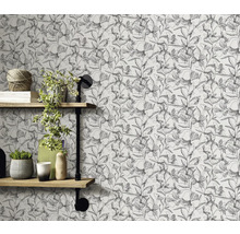 Mur avec papier peint à motifs floraux et étagères avec décorations