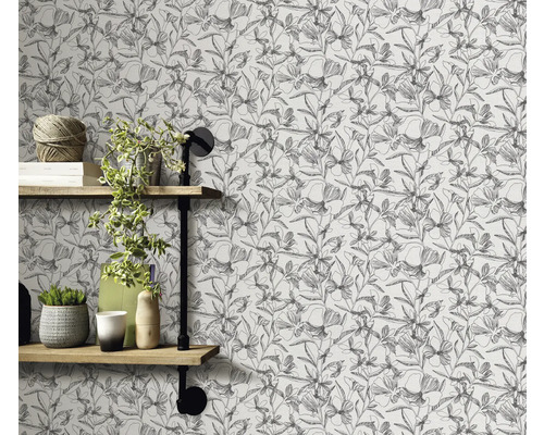 Mur avec papier peint à motifs floraux et étagères avec décorations