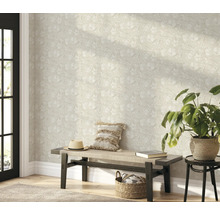 Pièce lumineuse avec papier peint à motifs floraux, banc et plante d'intérieur