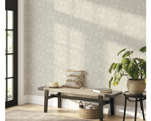Pièce lumineuse avec papier peint à motifs floraux, banc et plante d'intérieur