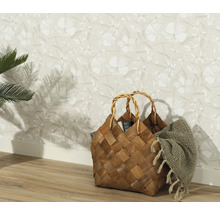Sac de panier décoratif avec couverture devant un papier peint floral