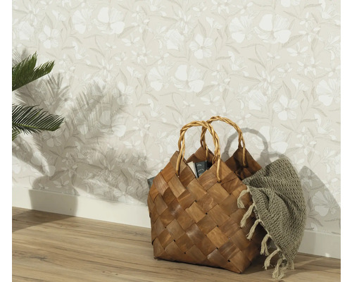 Sac de panier décoratif avec couverture devant un papier peint floral