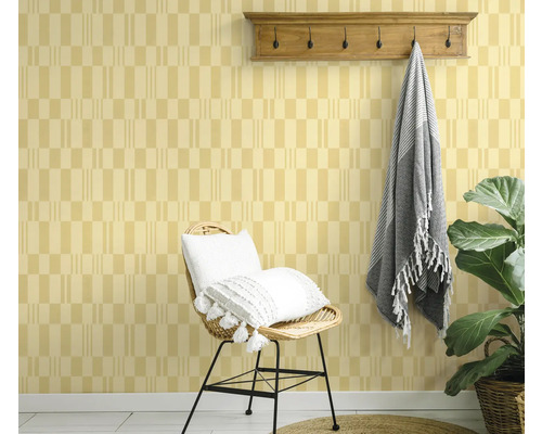 Intérieur décoratif avec papier peint à motifs, chaise, coussins, porte-manteau et plante