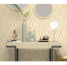Intérieur décoratif avec console, vases, miroirs et lampe