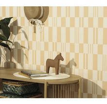 Scène décorative avec table, livres, cheval en bois et chapeau au mur