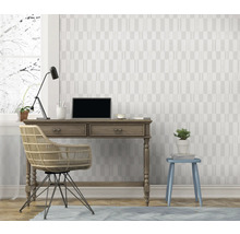 Bureau avec bureau, chaise, lampe et décoration