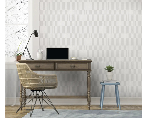 Bureau avec bureau, chaise, lampe et décoration