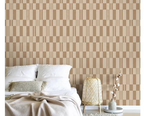 Chambre à coucher avec papier peint géométrique, lit, lampe et décoration