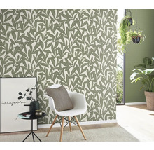 Pièce avec papier peint à motifs de feuilles, chaise et décoration pour une ambiance élégante.