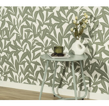 Scène avec papier peint à feuilles, table d'appoint, vase et articles de décoration