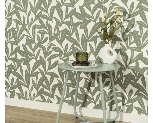 Scène avec papier peint à feuilles, table d'appoint, vase et articles de décoration