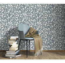 Salon décoratif avec papier peint floral, chaise et pile de livres