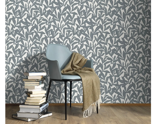 Salon décoratif avec papier peint floral, chaise et pile de livres