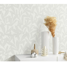 Pièce décorative avec papier peint intissé et motif de feuilles.