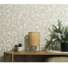 Intérieur décoratif avec table, lampe, plantes et papier peint imprimé