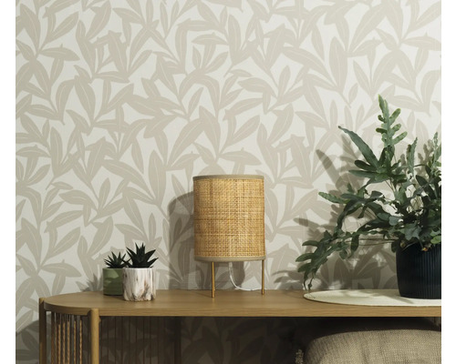 Intérieur décoratif avec table, lampe, plantes et papier peint imprimé