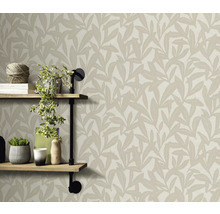 Intérieur avec des étagères et du papier peint à motifs de feuilles