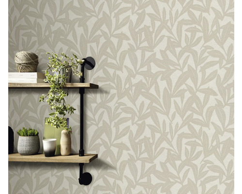 Intérieur avec des étagères et du papier peint à motifs de feuilles