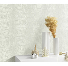 Mur décoratif à motif crocodile et vases blancs sur une étagère blanche