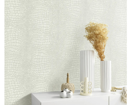 Mur décoratif à motif crocodile et vases blancs sur une étagère blanche