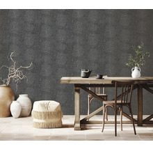 Vue d'une pièce avec table à manger, chaises et papier peint mural à motif reptile