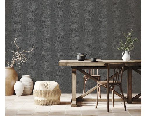 Vue d'une pièce avec table à manger, chaises et papier peint mural à motif reptile