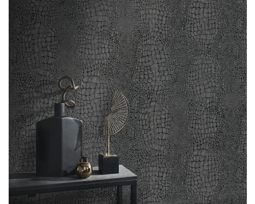 Gros plan d'un mur avec du papier peint en cuir de reptile et de la décoration sur une table