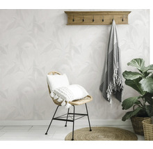 Pièce lumineuse avec papier peint à motifs, chaise, serviette et plantes