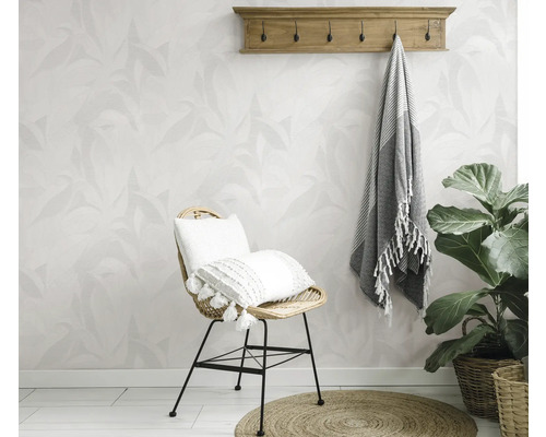 Pièce lumineuse avec papier peint à motifs, chaise, serviette et plantes