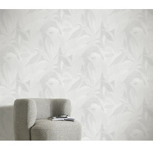 Pièce lumineuse avec papier peint à motif de feuilles et fauteuil