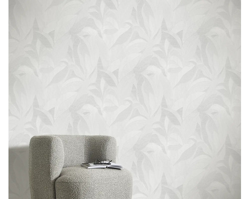 Pièce lumineuse avec papier peint à motif de feuilles et fauteuil