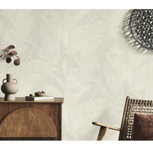Intérieur décoratif avec papier peint à motifs et meubles en bois