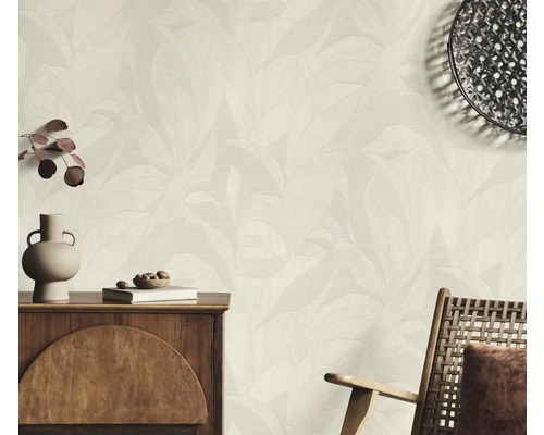 Intérieur décoratif avec papier peint à motifs et meubles en bois
