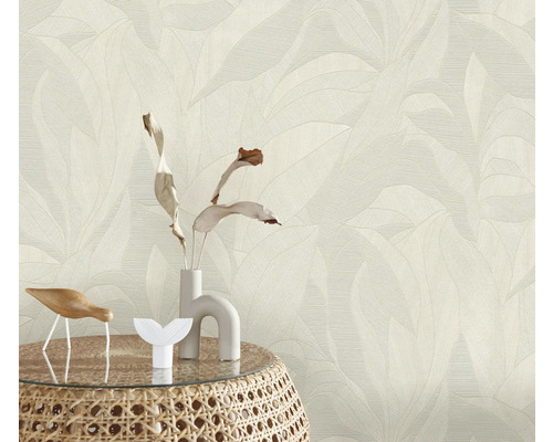 Papier peint à motif de feuilles en arrière-plan, table avec décoration au premier plan.