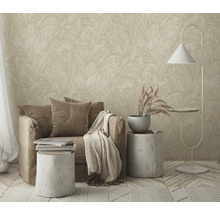 Espace de vie accueillant avec fauteuil, lampadaire et papier peint à motifs de feuilles pour une ambiance harmonieuse