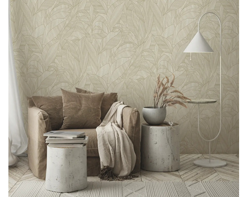 Espace de vie accueillant avec fauteuil, lampadaire et papier peint à motifs de feuilles pour une ambiance harmonieuse
