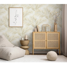 Dekoratives Wohnzimmer mit Palmblatt-Tapete, Sitzsack und Holzkommode