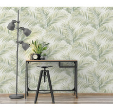 Scène avec lampadaire, bureau, tabouret et papier peint à motif de palmiers
