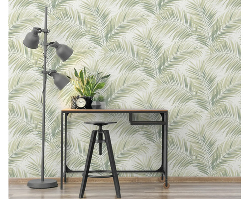 Scène avec lampadaire, bureau, tabouret et papier peint à motif de palmiers