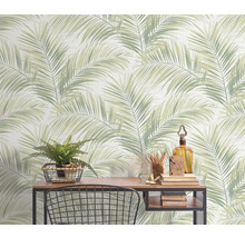 Intérieur décoratif avec papier peint à feuilles de palmier, bureau et accessoires