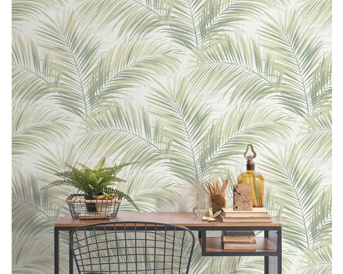 Intérieur décoratif avec papier peint à feuilles de palmier, bureau et accessoires