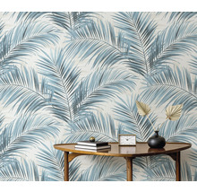 Pièce avec papier peint à motif de feuilles de palmier et table en bois