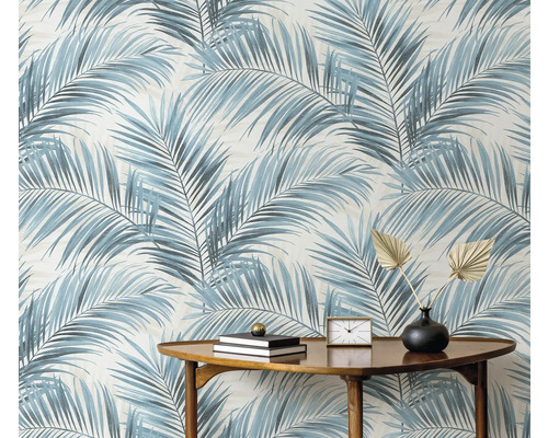 Pièce avec papier peint à motif de feuilles de palmier et table en bois