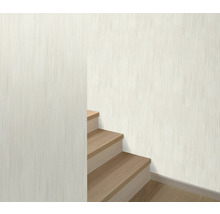 Mur avec papier peint et escalier en bois