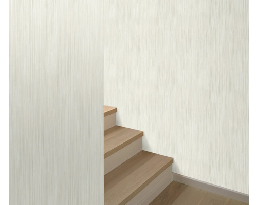 Mur avec papier peint et escalier en bois